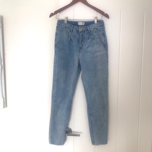 High rise butt fly cropped jeans. - Picture 4 of 9